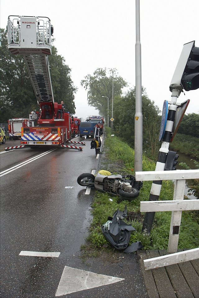 2010/261/GB 20100930 044 Hoofdweg voertuig te water.jpg